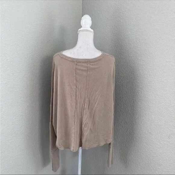 We The Free Womens Beige Long Sleeve V-Neck Tee Oversize Crop Top Small - Picture 3 of 7